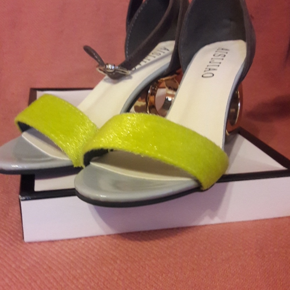 Shoes - Picture 2 of 4